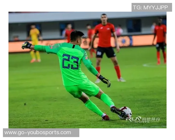 热辣比基尼足球赛盛况空前美女球员展现激情与活力