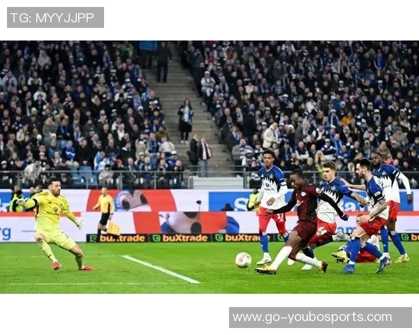 足球主队与客队的精彩对决揭示了战术博弈与球员表现的无穷魅力